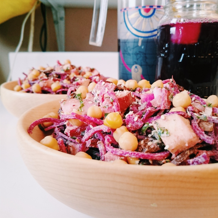 Salade de betteraves crémeuse à la menthe, pois chiches et « limonade rose » à la betterave. © Odile Joly-Petit